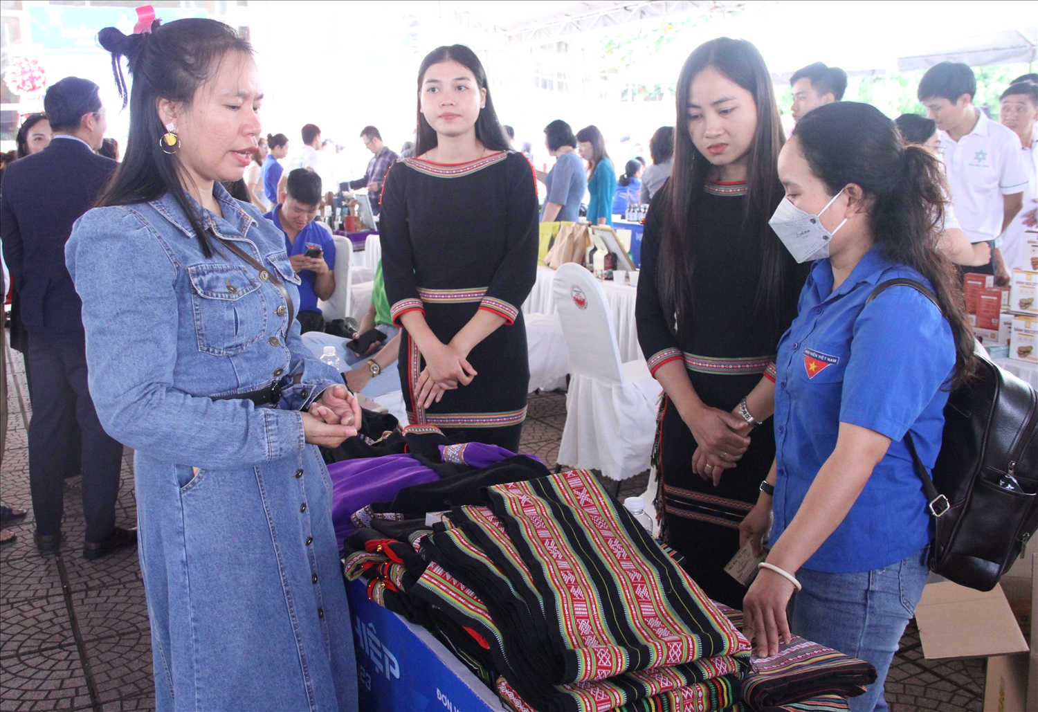 Sản phẩm thổ cẩm truyền thống tham gia Ngày hội khởi nghiệp đổi mới sáng tạo tỉnh Đắk Lắk năm 2023