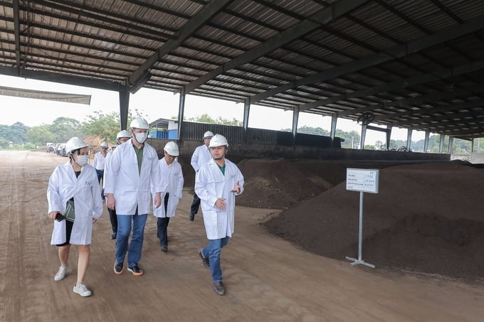Bộ trưởng Nông nghiệp Kaluga thăm Nhà máy chế biến phân vi sinh của Tập đoàn TH và bày tỏ ấn tượng với mô hình sản xuất tuần hoàn mà TH đang thực hiện.