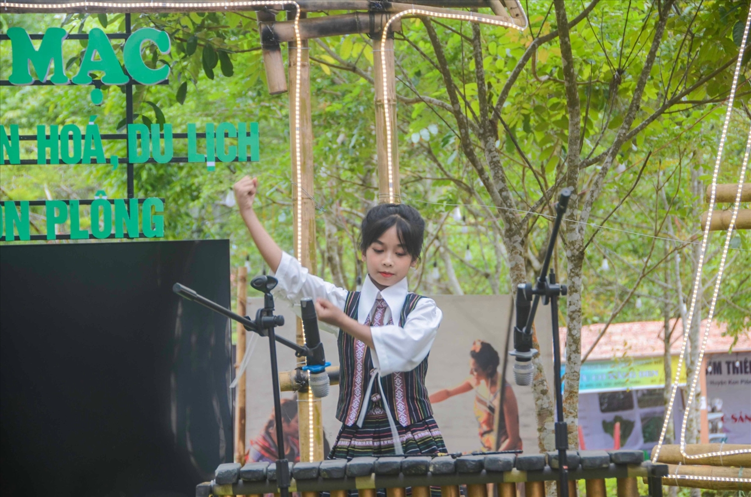 Y Thiên An biểu diễn, giao lưu đàn đá trong chương trình văn hoá – văn nghệ tại huyện Kon Plông (Kon Tum)