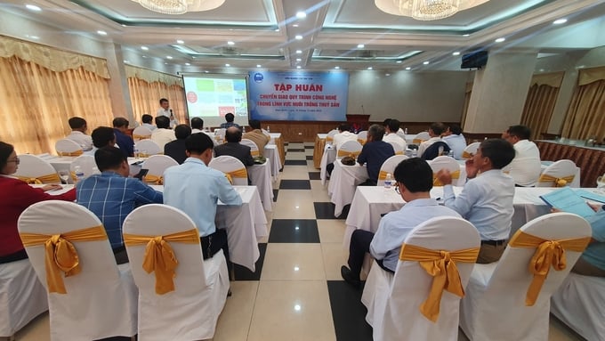 3 nhà khoa học thuộc Trung tâm phát triển nghề cá Vịnh Bắc bộ (Viện Nghiên cứu Hải sản) trực tiếp tập huấn cho người dân tỉnh Nam Định. Ảnh: Đinh Mười.